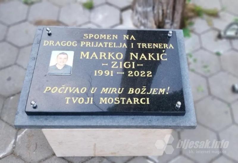 Podignuta spomen ploča u Mostaru - Podignuta spomen ploča: Prije godinu dana napustio nas je Mostarac Marko Nakić Zigi