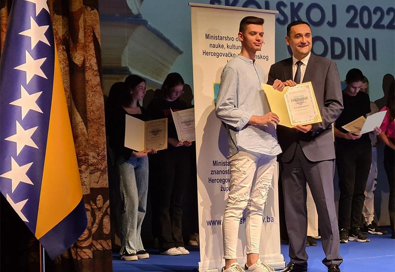 Najbolje je nagradio ministar Hadžović - 300 KM za petice: Nagrađeni najbolji učenici u HNŽ