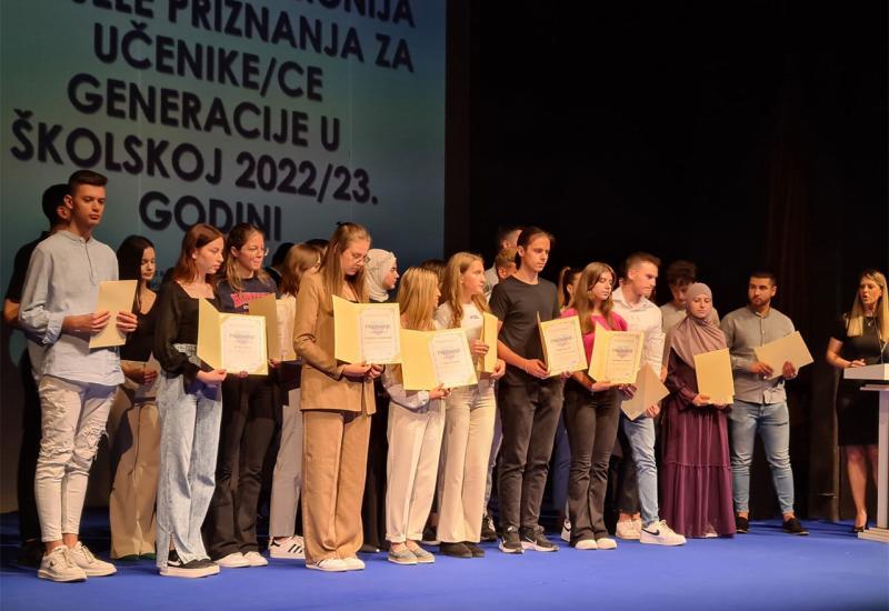 300 KM za petice: Nagrađeni najbolji učenici u HNŽ