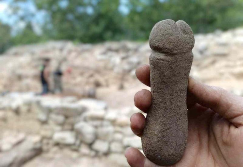 Arheolozi iskopali 500 godina star kameni penis
