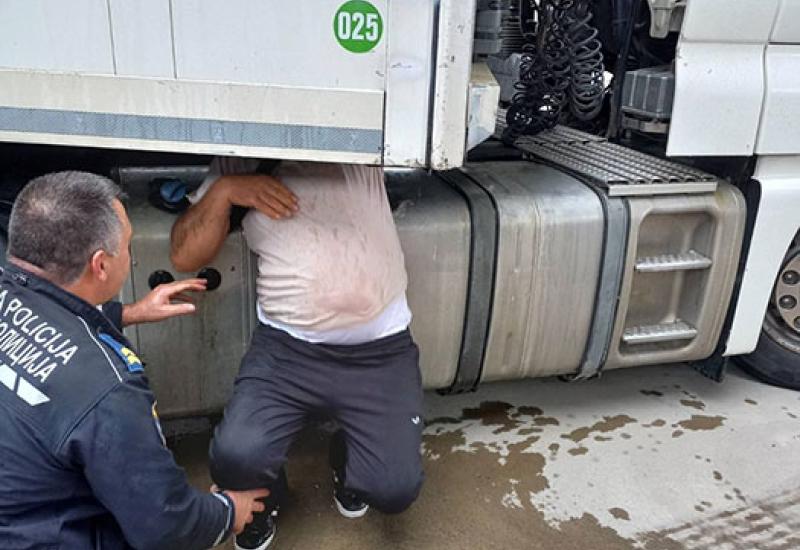 Spriječeno krijumčarenje 12 državljana Republike Turske - Uhićen vozač koji je pokušao krijumčariti državljane Turske preko granice BiH