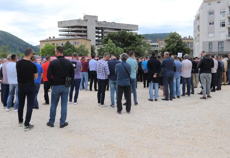 Novi prosvjed ispred HNK Mostar - Novi prosvjed ispred HNK Mostar; gradonačelnik pozvao na smirivanje tenzija