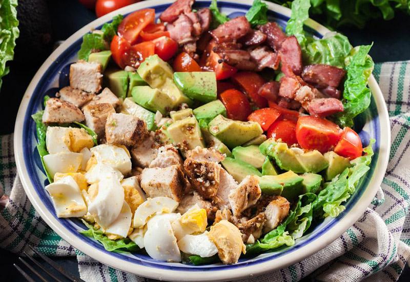 Vruće je: Salata s piletinom, gorgonzolom i povrćem je idealan ručak