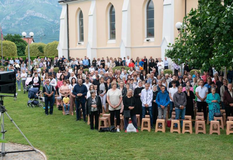 Više stotina vjernika u dvorištu župne crkve u Bijelom Polju na Srce Isusovo