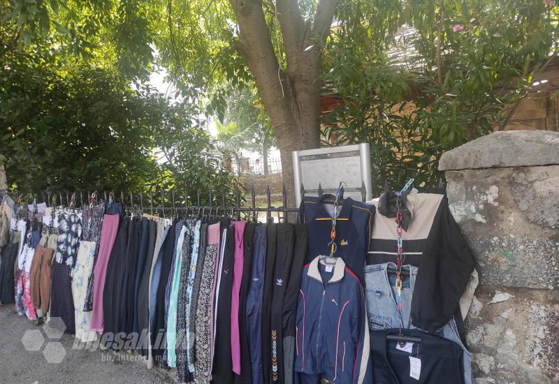  - I to je Mostar: Na ogradi nacionalnog spomenika prodaje odjeću