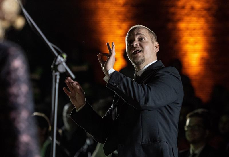 U prelijepom ambijentu Bijele tabije izveden spektakularni koncert zbora Opere NPS 