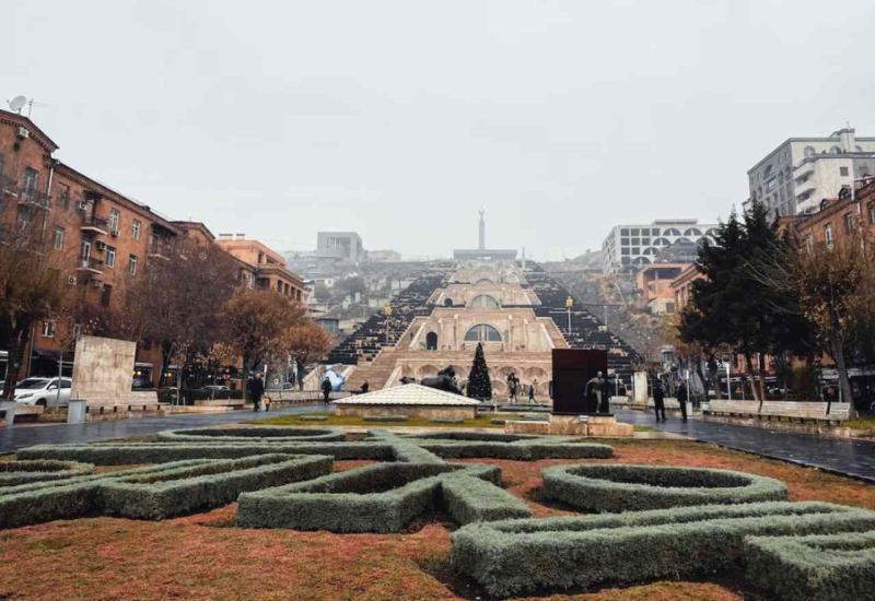 Yerevan, glavni grad Armenije - Plemići putuju u daleki Yerevan: 