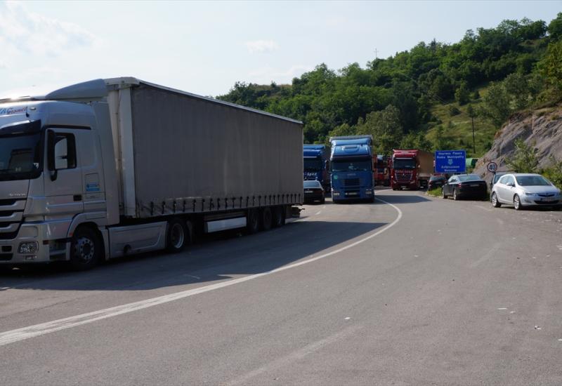 Stotine metara duga kolona kamiona - Kamioni iz Srbije blokirali granični prelaz Jarinje