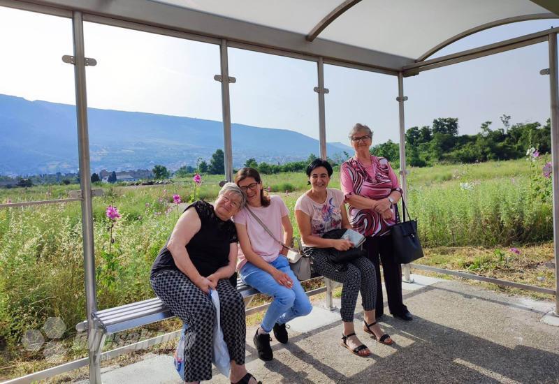 Natkriveno autobusno stajalište je konačno postavljeno - Konačno! Putnici dobili natkriveno autobusno stajalište