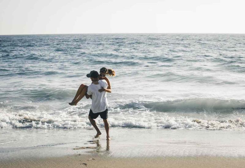 Muškarac i žena na plaži - Ljubavni horoskop za ljeto 