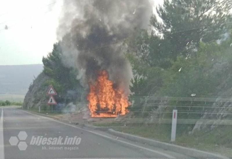 Mostar - Široki Brijeg: Gori auto - Mostar: Široki Brijeg: Gori auto