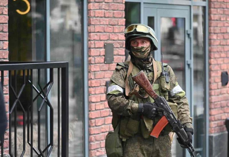 Vojnik pripadnik Wagnerovih oružanih snaga na ulici  - Rasplet jedne od najozbiljnijih sigurnosnih kriza u Rusiji