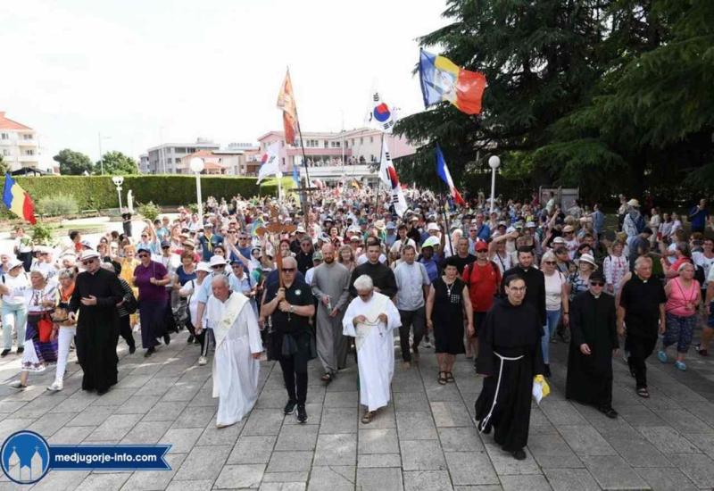 FOTO | Tisuće hodočasnika zajedno molilo za mir 