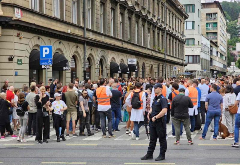 Građani šetali za Almu i Azru - Sarajlije šetale za Almu i Azru: 