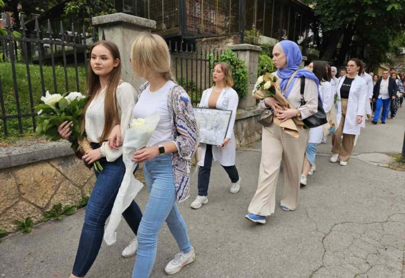 Građani šetali za Almu i Azru: "Nećemo dopustiti da budu zaboravljene" 