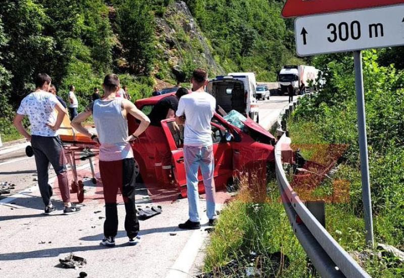 Teška prometna nesreća na magistralnoj cesti M-17 Jablanica - Mostar (Komadinovo Vrelo).   - Teška prometna kod Jablanice|  Jedna osoba poginula, jedna teško ozlijeđena 