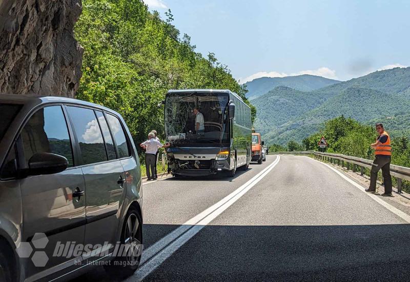 Jablanica – Mostar: Autobus udario u brdo 