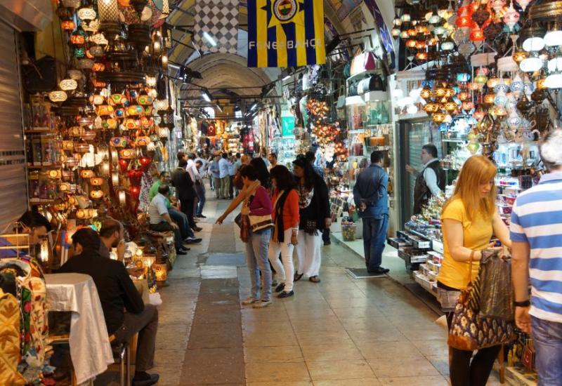 Turisti kupuju suvenire na ulici - 975 milijuna turista do kraja rujna