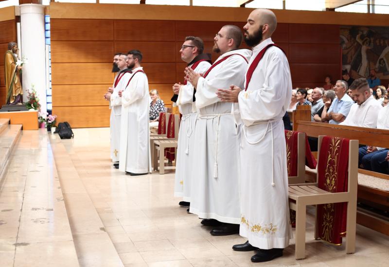 FOTO| Svečano u Mostaru - Hercegovina dobila šest novih svećenika