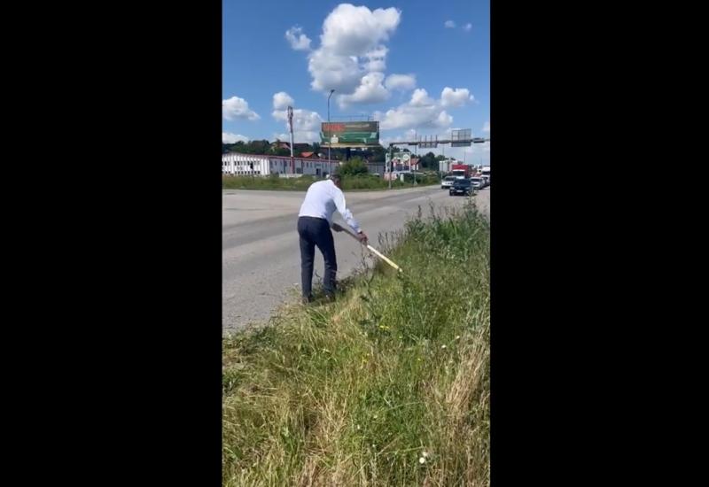 VIDEO | Dodik kosio travu