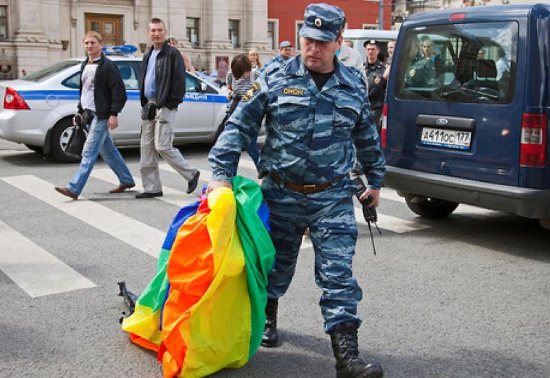 U Njemačkoj je netko zamijenio zastavu duginih boja sa svastikom, pozvana policija