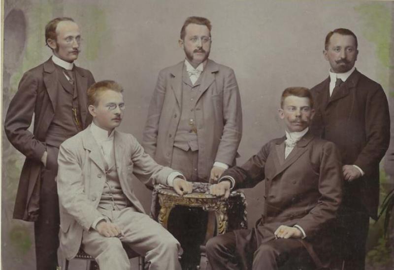 Dr. Just (stoji u sredini), Franjo Hanaman (sjedi desno od stola) i bečki kolege - Franjo Hanaman – izumitelj žarulje s volframovom niti