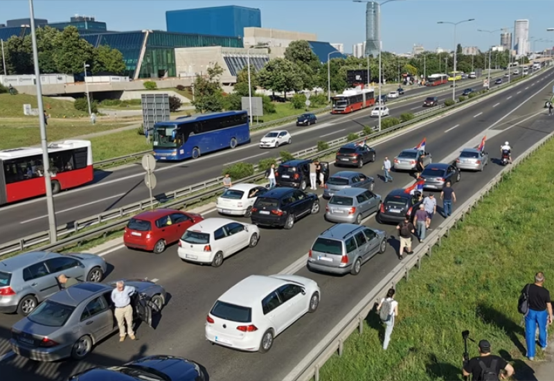 Blokada autoceste - Beograd: Automobilima blokirali međunarodnu cestu