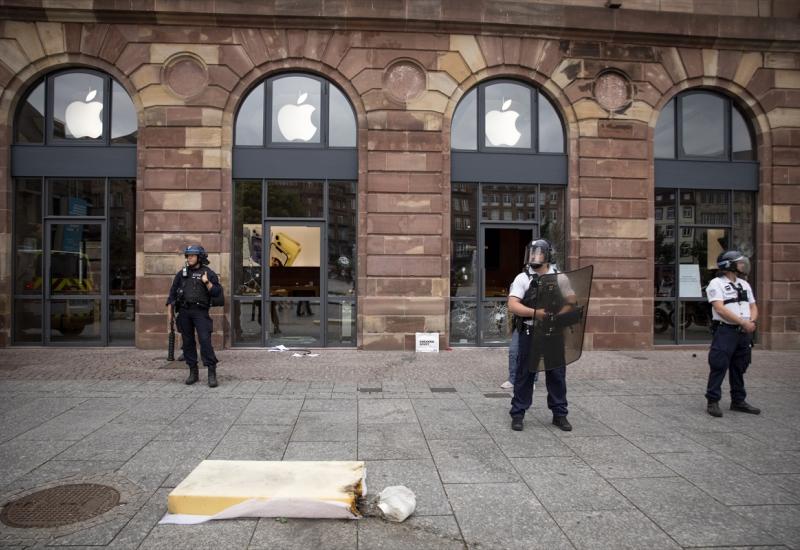 Nema mira u Francuskoj: Banda opljačkala prodavnicu Applea