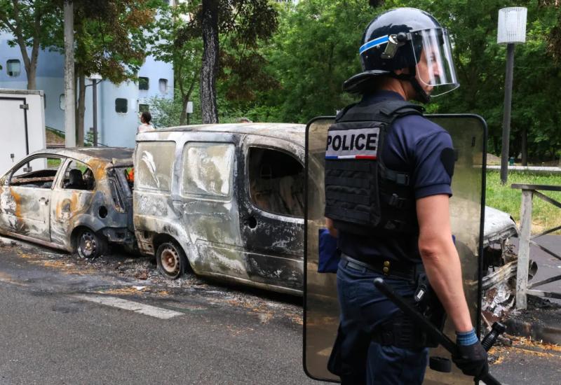 Francuska: Zapaljen auto gradonačelnika, ozlijeđeni žena i dijete