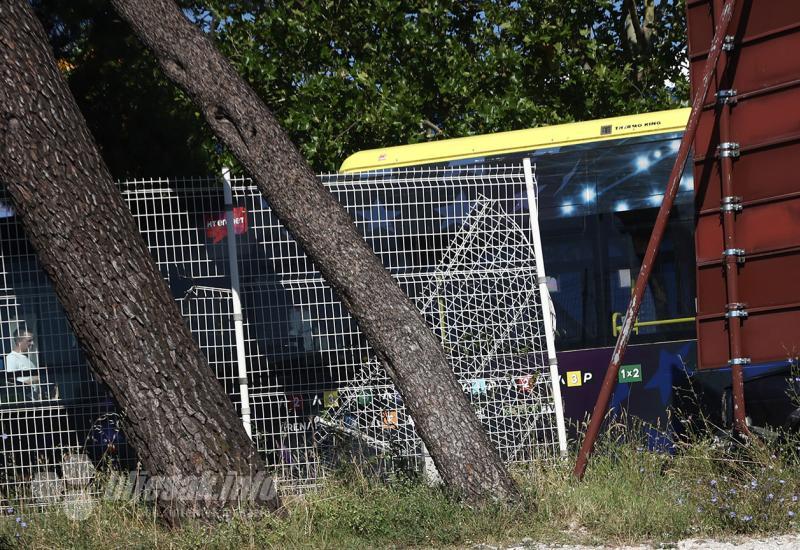 Autobus proletio kroz zaštitnu ogradu  - MOSTAR| Autobus se zabio u zaštitnu ogradu, nema ozlijeđenih
