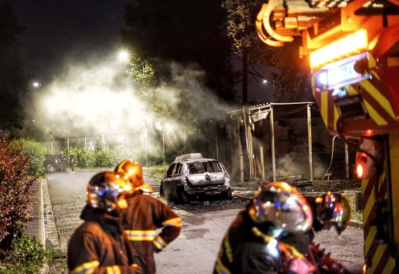 Tijekom prosvjeda privedeno 157 osoba, poginuo vatrogasac