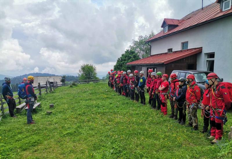 Gorska služba spašavanja FBiH uspješno je provela još jedan ciklus Osnovnog ljetnog tečaja gorskog spašavanja  - Federacija BiH bogatija za 25 GSS-ovaca 