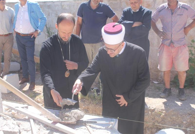 Mostarski muftija i vladika Dimtrije ugradili kamen u zid Dugalića džamije