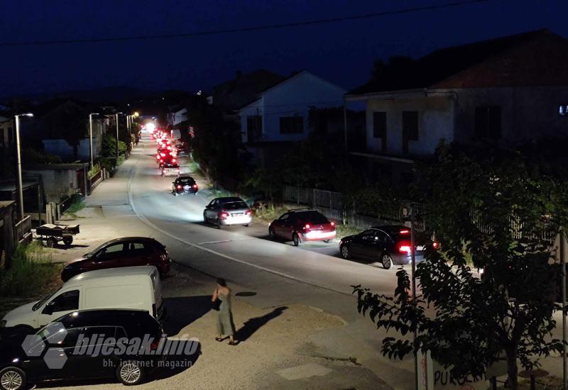 Gužve na graničnom prijelazu u Metkoviću - Kolaps na granici u Metkoviću: Čeka se i preko tri sata, ljudi trube u znak prosvjeda