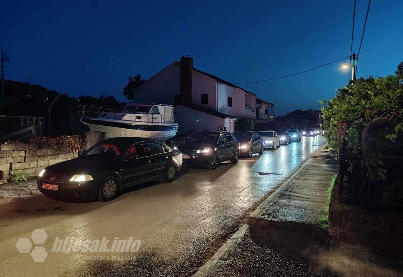 Gužve na graničnom prijelazu u Metkoviću - Kolaps na granici u Metkoviću: Čeka se i preko tri sata, ljudi trube u znak prosvjeda