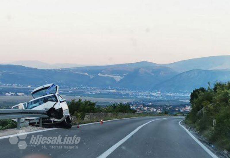 Cesta Mostar - Nevesinje: Automobilom se zabio u zaštitnu ogradu  - Cesta Mostar - Nevesinje: Aautomobilom se zabio u zaštitnu ogradu