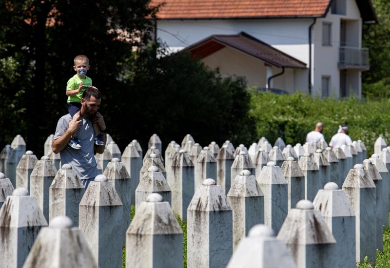 Desetorica optuženih za genocid i ratne zločine na području Srebrenice nedostupni bh. pravosuđu