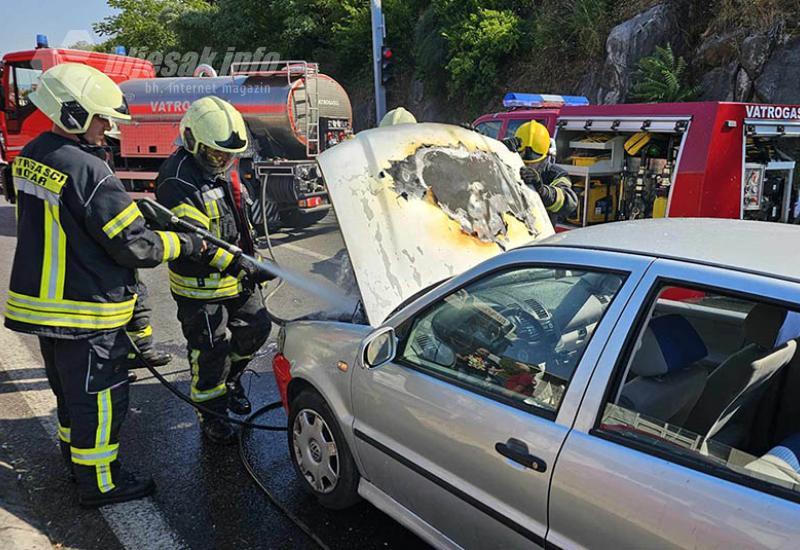 Zapalio se Polo - Prometna na mostarskom Bulevaru: Šleper udario u automobil