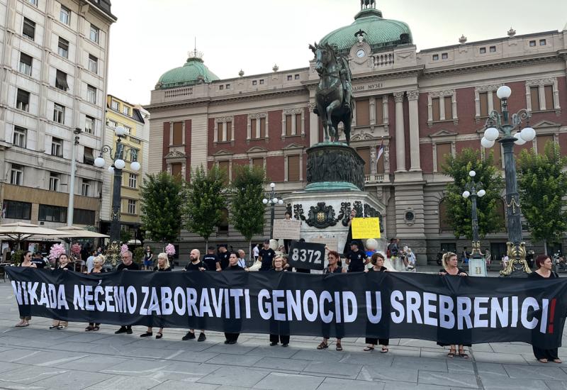 Beograd: Stajanje u crnini zbog Srebrenice