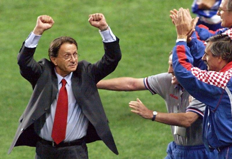 Pokojni hrvatski izbornik Miroslav Ćiro Blažević slavi s Vatrenima 1998. godine - Dan kad su Vatreni osvojili broncu na Svjetskom nogometnom prvenstvu