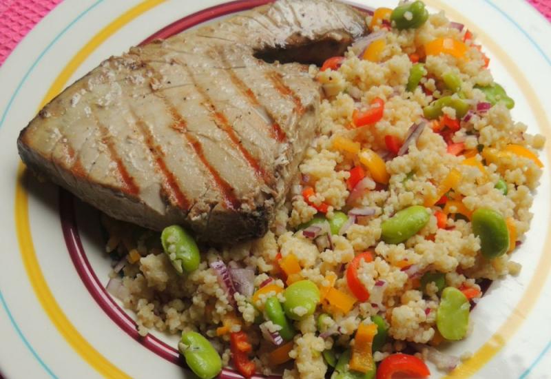 Pravi morski ručak: Tuna steak sa salatom od prosa