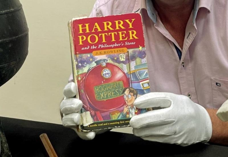 Knjiga o Harryju Potteru - Knjiga o Harryju Potteru prodana za 10.500 funti, kupljena za 30 penija