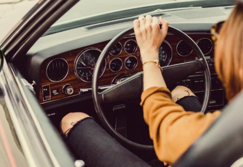 Žena u autu -  Nije to za tebe | Vozačice trpe seksističke komentare u prometu