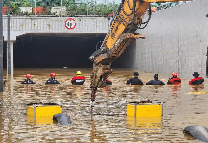 Posljedice poplava u Južnoj Koreji - Deseci poginuli u poplavama, bujica potopila ljude u tunelu, odron zemlje zatrpao selo