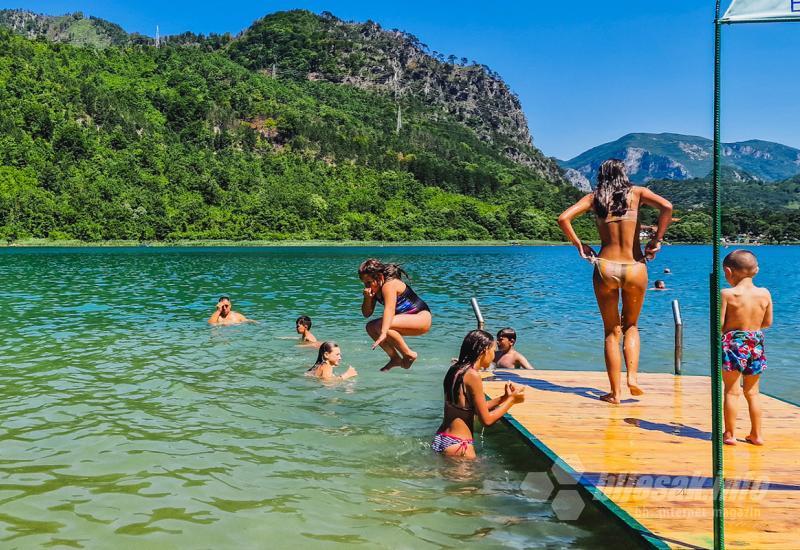 FOTO |Boračko jezero krcato: Traži se mjesto za peškir