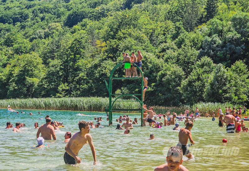 Boračko jezero krcato kupačima - FOTO |Boračko jezero krcato: Traži se mjesto za peškir