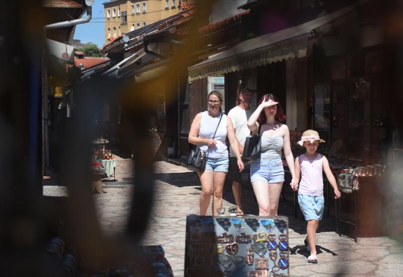 Unatoč visokim temperaturama na ulicama Sarajeva veliki broj turista - Unatoč vrućini turisti 