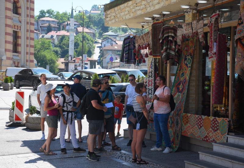 Unatoč visokim temperaturama na ulicama Sarajeva veliki broj turista - Unatoč vrućini turisti 