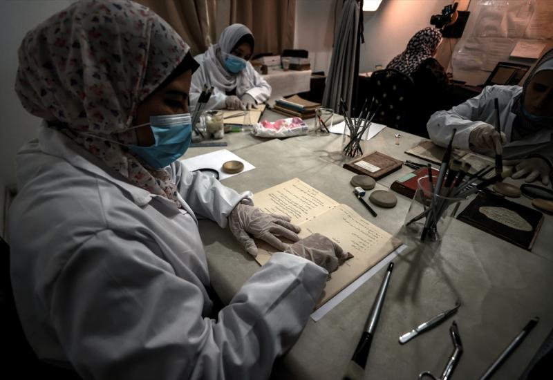 Palestinke restauriraju povijesne rukopise i dokumente - Palestinke u Gazi restauriraju povijesne rukopise i dokumente