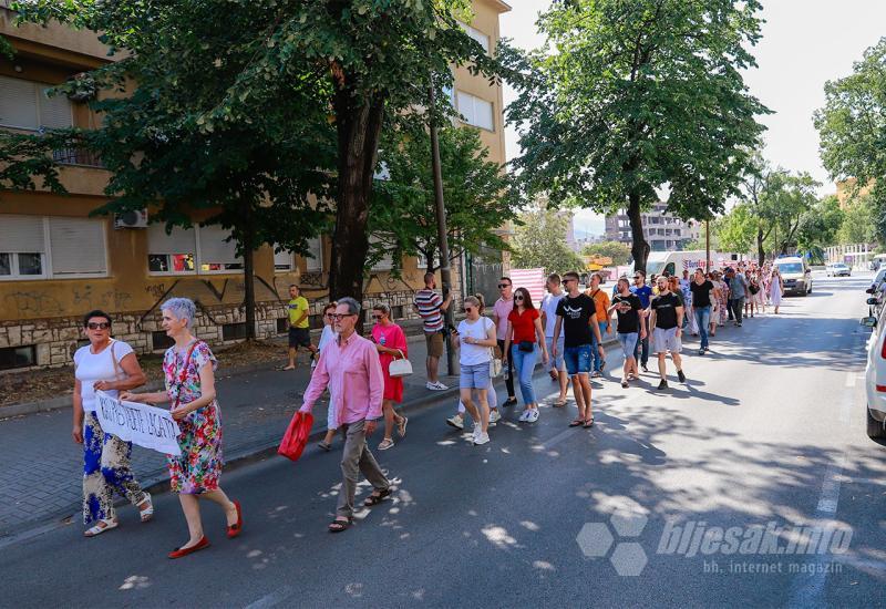Zdravstveni radnici na ulicama Mostara - zdravstvo bi moglo biti u kolapsu
